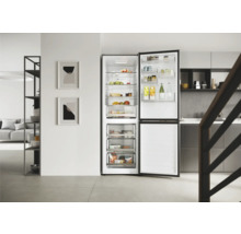 Offener Side-by-Side Kühlschrank mit Lebensmitteln in einem modernen Küchendesign