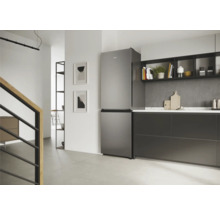 Küche mit freistehendem Kühlschrank mit Gefrierfach und modernen Möbeln