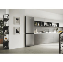 Moderne Küche mit grauen Schränken, Regalen und einem zweitürigen Kühlschrank