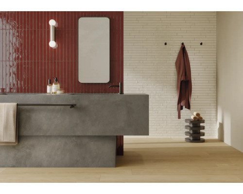 Modernes Badezimmer mit Waschbecken, Spiegel, Fliesen und Handtuchhalter