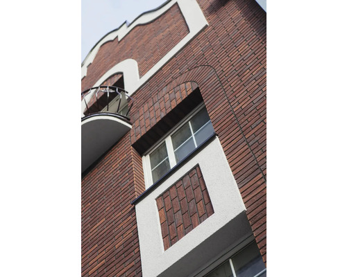 Fassade eines Gebäudes mit Ziegelmauerwerk, Fenster und Balkon