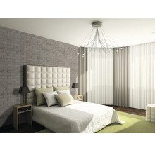 Schlafzimmer mit Bett, Nachttischen, Lampen, Vorhängen und dekorativer Beleuchtung