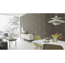 Wohnzimmer mit gemusterter Tapete, Sideboard, Esstisch und Stühlen