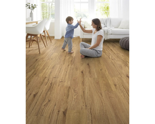 Wohnraum mit Holzboden, Mutter und Kind