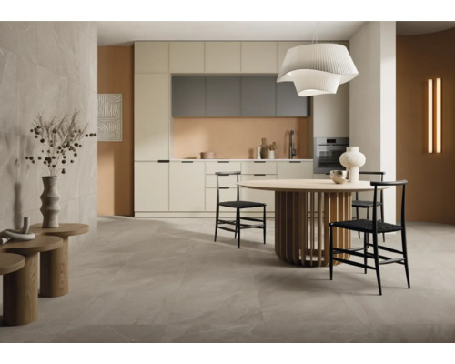 Helle Küche mit Esstisch und Stühlen in modernem Design