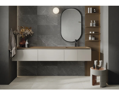 Modernes Badezimmer mit Waschtisch, Spiegel und Wandregalen