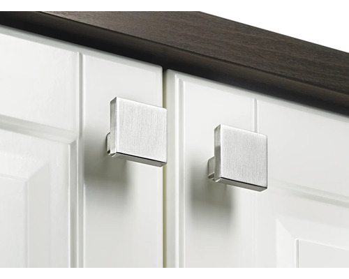 Detailaufnahme von zwei Schranktüren mit quadratischen Metallgriffen