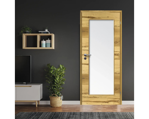 Zimmertür mit Holzelementen und Glaseinsatz in Wohnraum