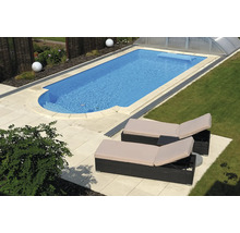 Schwimmbad mit Liegestühlen auf einer Terrasse im Garten.