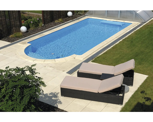 Schwimmbad mit Liegestühlen auf einer Terrasse im Garten.