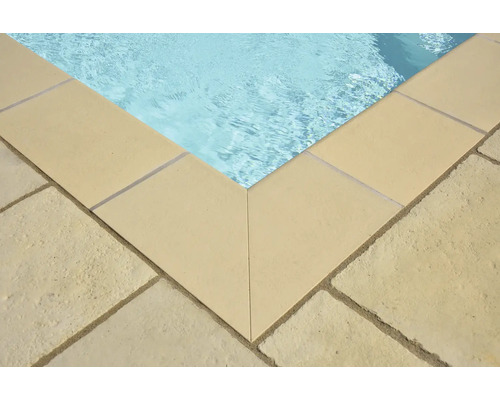 Detailaufnahme eines Schwimmbeckens mit Beckenrandsteinen