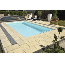 Schwimmbad mit Abdeckung, umgeben von Steinterrasse und Gartenmöbeln