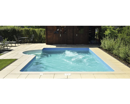 Schwimmbecken im Garten mit Holzhaus und Terrasse