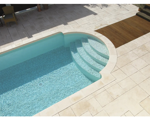 Ansicht von oben eines Pools mit Mosaikfliesen und Außentreppe.