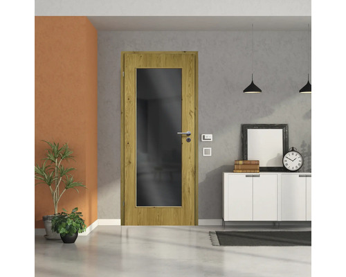 Holztür mit Glaseinsatz in einem hellen Raum