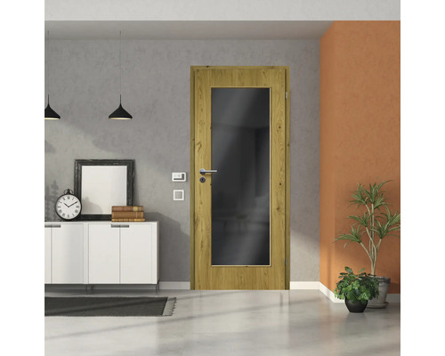 Holztür mit Glaseinsatz in einem hellen Raum.