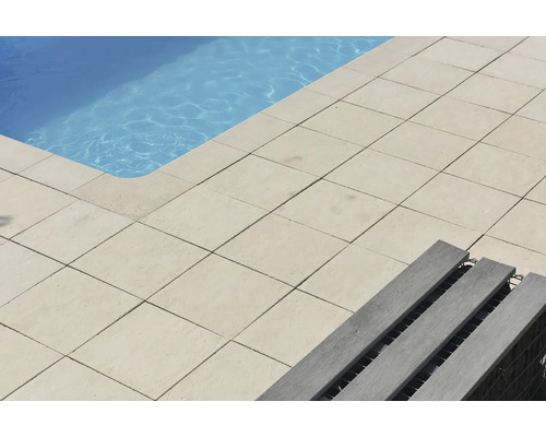 Schwimmbecken mit Steinplatten und einer Bank