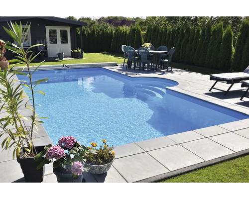 Schwimmbecken im Garten mit Gartenhaus, Rasenfläche, Pflanzen und Gartenmöbeln.