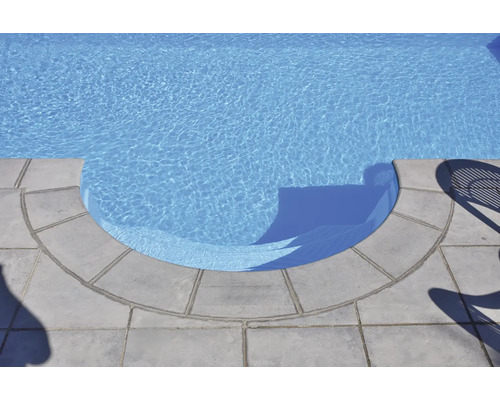 Schwimmbeckeneinstieg mit Stufen und Steinumrandung