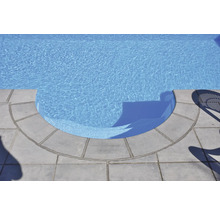 Schwimmbad mit Steinumrandung und Einstiegstreppe