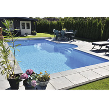 Swimmingpool im Garten mit Terrasse, Gartenhaus und Gartenmöbeln