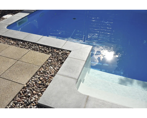 Schwimmbecken mit Beckenrandsteinen, Kies und Pflastersteinen