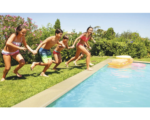 Gruppe Kinder rennt zum Schwimmbecken