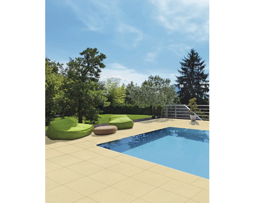 Szene eines Gartens mit Pool, Fliesenboden und Sitzsäcken