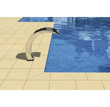 Pool mit Wasserfall und Terrassenfliesen
