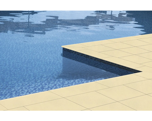 Detailansicht eines Pools mit hellen Fliesen am Beckenrand und Mosaikfliesen im Poolbecken.