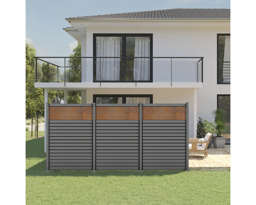 Gartenszene mit Sichtschutzzaun aus Aluminium und Rostoptik vor einem Wohnhaus.