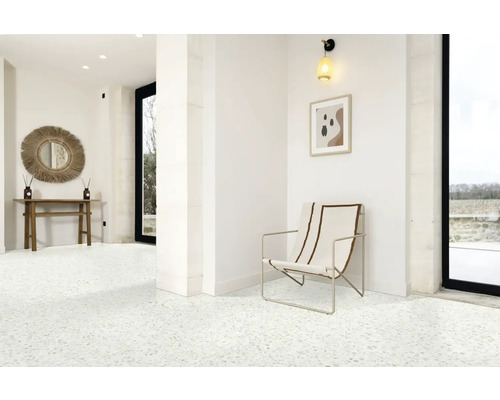 Heller Raum mit Terrazzoboden, Stuhl und Dekorationen