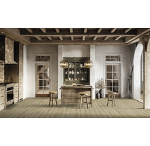 Helle Küche im Landhausstil mit Holzbalkendecke, Kochinsel und Holzboden