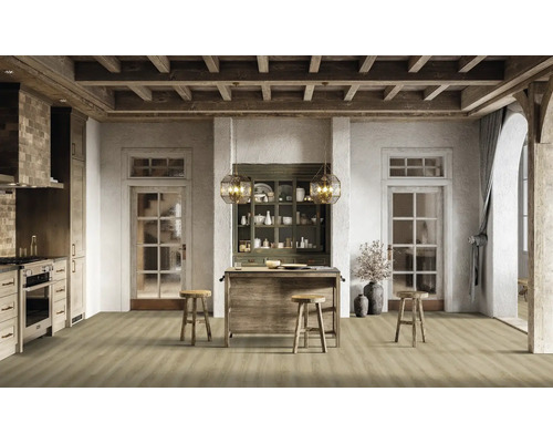 Helle Küche im Landhausstil mit Holzbalkendecke, Kochinsel und Holzboden