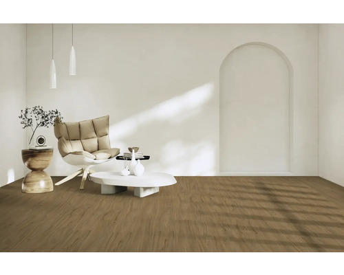 Heller Wohnraum mit Sessel, Tisch und Holzboden