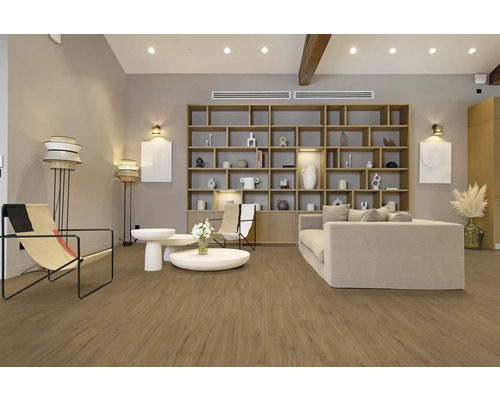 Heller Wohnraum mit Holzboden, Bücherregal, Couch und Sesseln