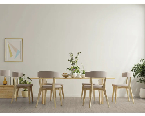 Esszimmer mit Holztisch und gepolsterten Stühlen in hellem Design.