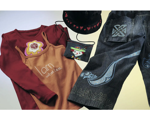 Kleidungskollektion mit Hose, Oberteil, Tasche und Hut