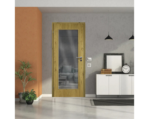 Holztür mit Glaseinsatz in einem Wohnraum