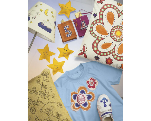 Dekorative Elemente wie Kissen, T-Shirt, Lampe und Accessoires für Kinderzimmergestaltung.