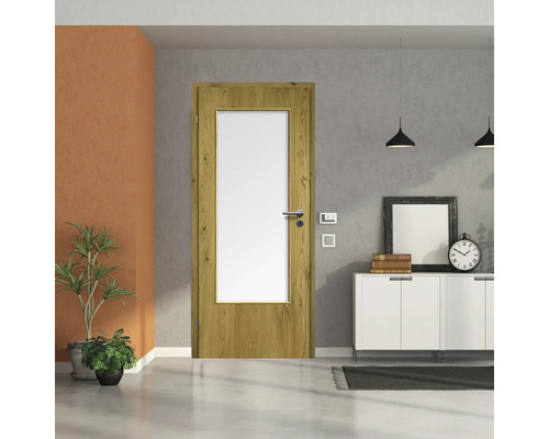 Zimmertür aus Holz mit Glaseinsatz in einem hellen Raum