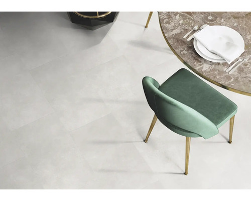 Helle Bodenfliesen in Wohnraum-Szene mit Esstisch und Stuhl