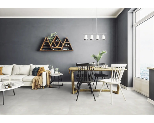 Wohnzimmer mit Sofa, Esstisch, Stühlen und Wandregal im Dreiecksdesign