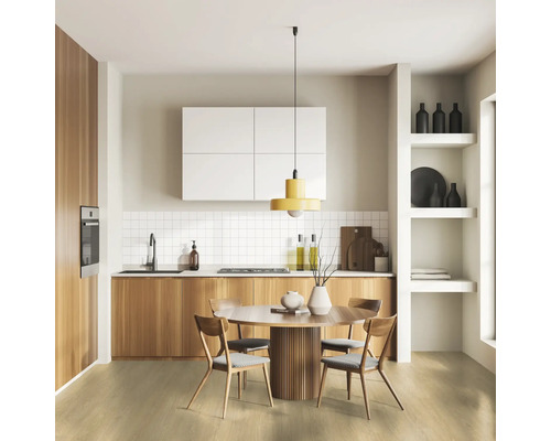 Helle Küche mit Holzakzenten, Esstisch und Pendelleuchte