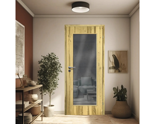 Holztür mit Glaseinsatz in einem hellen Flur