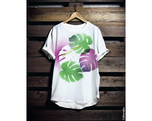 Weißes T-Shirt mit Blättern auf einem Holzhintergrund