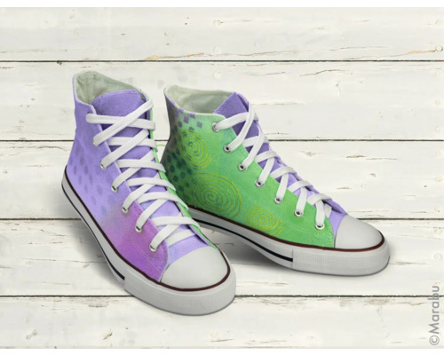 Zwei hohe Stoffschuhe mit Schnürsenkeln und unterschiedlichen Mustern