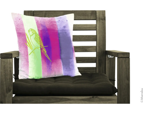 Kissen mit Wellensittichmotiv auf Holzstuhl