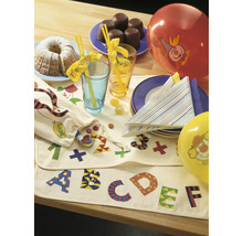 Dekorierter Tisch mit Kuchen, Süßigkeiten, Getränken, Tellern, Servietten, Ballons und Tischläufern mit Buchstaben und Zahlen