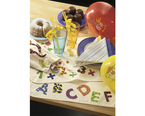 Dekorierter Tisch mit Kuchen, Süßigkeiten, Getränken, Tellern, Servietten, Ballons und Tischläufern mit Buchstaben und Zahlen